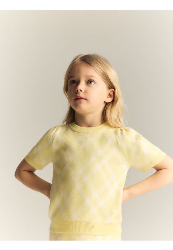 Reserved - Sweter z krótkim rękawem - jasnożółty. Kolor: żółty. Materiał: dzianina, wiskoza. Długość rękawa: krótki rękaw. Długość: krótkie