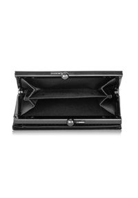 Ochnik - Czarny mały portfel z monogramem damski. Kolor: czarny. Materiał: skóra. Wzór: aplikacja #4