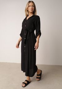 Born2be - Czarna Bawełniana Sukienka Koszulowa z Paskiem i Regulowanymi Rękawami Sadevia. Okazja: na co dzień, do pracy, na spotkanie biznesowe, na spacer. Kolor: czarny. Materiał: bawełna. Typ sukienki: koszulowe. Styl: klasyczny, casual, biznesowy, elegancki. Długość: midi #7