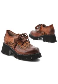 Brązowe Półbuty Laura Vita Eleganckie Buty Damskie. Okazja: na co dzień. Kolor: brązowy. Materiał: satyna, skóra. Szerokość cholewki: normalna. Wzór: aplikacja. Styl: elegancki