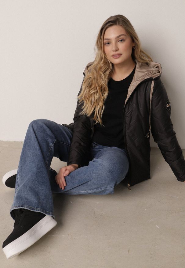 Born2be - Czarna Przejściowa Kurtka Pikowana z Kapturem i Kieszeniami Sazia. Okazja: na co dzień. Typ kołnierza: kaptur. Kolor: czarny. Materiał: poliester, jeans. Styl: casual, sportowy