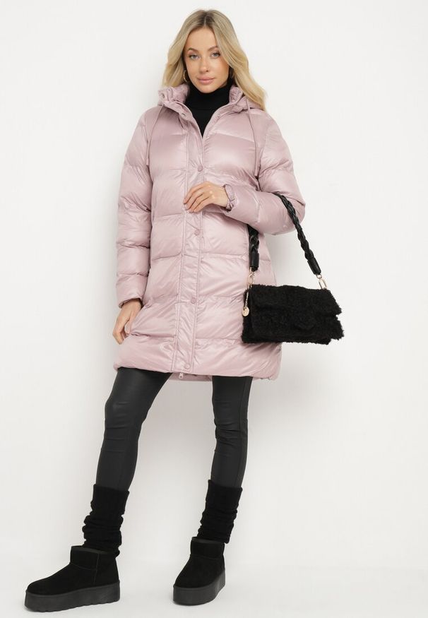 Born2be - Różowa Pikowana Kurtka o Długim Kroju z Kapturem Kieszeniami i Dwustronnym Suwakiem Sanarose. Okazja: na co dzień, na spacer. Typ kołnierza: kaptur. Kolor: różowy. Materiał: dzianina, jeans. Długość: długie. Wzór: aplikacja. Styl: casual, elegancki