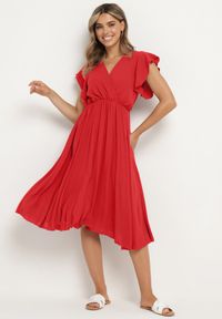 Born2be - Czerwona Plisowana Sukienka z Kopertowym Dekoltem i Gumką w Talii Waretta. Typ kołnierza: dekolt kopertowy. Kolor: czerwony. Typ sukienki: kopertowe. Styl: elegancki #4