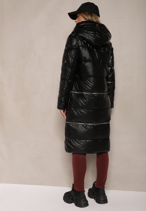 Renee - Czarna Pikowana Kurtka z Kapturem o Regulowanej Długości Anstrina. Okazja: na co dzień. Typ kołnierza: kaptur. Kolor: czarny. Materiał: jeans. Styl: casual, elegancki