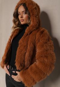 Renee - Ciemnobrązowa Krótka Kurtka Futerko z Pikowanymi Przeszyciami Kemeriana. Okazja: na co dzień. Kolor: brązowy. Materiał: futro. Długość: krótkie. Styl: casual #4