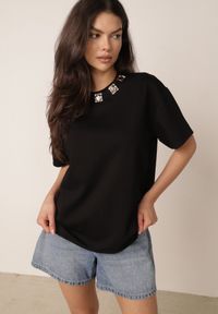 Born2be - Czarny Bawełniany T-shirt Oversize z Biżuteryjnymi Aplikacjami przy Dekolcie Tesana. Okazja: na co dzień, do pracy. Kolor: czarny. Materiał: bawełna. Wzór: aplikacja. Styl: elegancki, casual #1