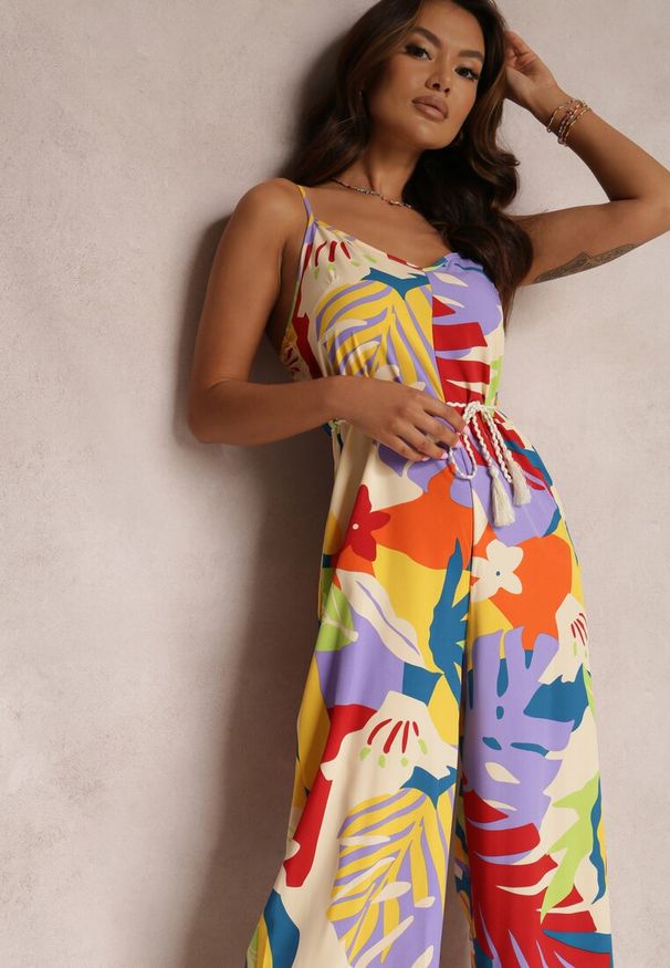 Renee - Fioletowy Kombinezon Queally. Kolor: fioletowy. Długość rękawa: na ramiączkach. Długość: długie. Wzór: kolorowy. Styl: elegancki