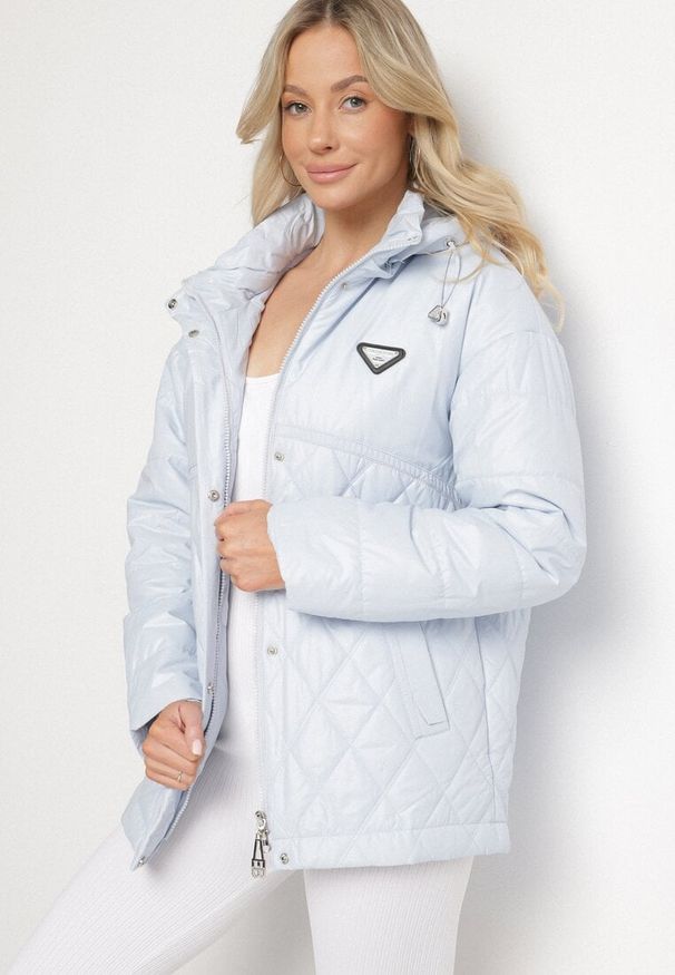 Born2be - Jasnoniebieska Kurtka Pikowana z Odpinanym Kapturem i Aplikacją Sarlia. Kolor: niebieski. Materiał: jeans. Wzór: aplikacja. Styl: elegancki, klasyczny