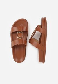 Renee - Brązowe Klapki Ozdobione Paskiem z Metaliczną Klamrą Kellyss. Okazja: na spacer, na co dzień. Kolor: brązowy. Materiał: jeans. Wzór: aplikacja. Sezon: wiosna. Styl: casual #9