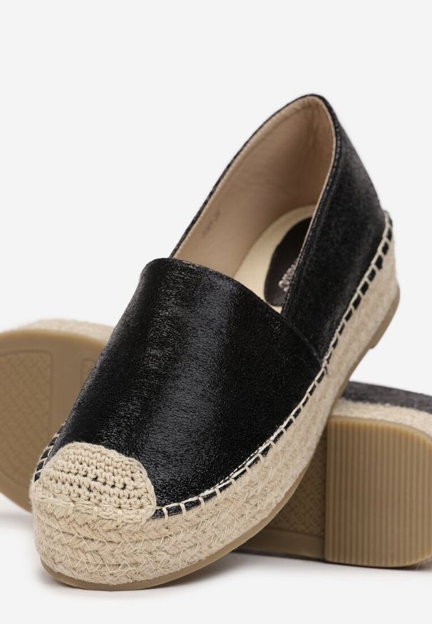 Born2be - Czarne Lakierowane Espadryle na Plecionej Platformie Brigitte. Wysokość cholewki: przed kostkę. Nosek buta: okrągły. Kolor: czarny. Materiał: lakier. Szerokość cholewki: normalna. Wzór: aplikacja. Sezon: lato, wiosna. Obcas: na platformie