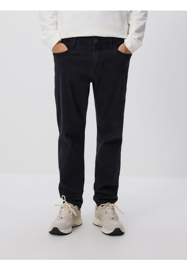 Reserved - Jeansy slim z efektem sprania - czarny. Kolor: czarny