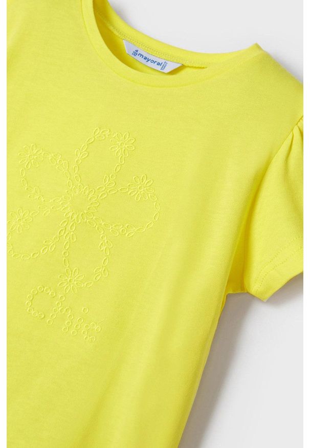 Mayoral T-shirt bawełniany dziecięcy kolor żółty. Okazja: na co dzień. Kolor: żółty. Materiał: bawełna. Długość rękawa: krótki rękaw. Długość: krótkie. Wzór: nadruk. Styl: casual