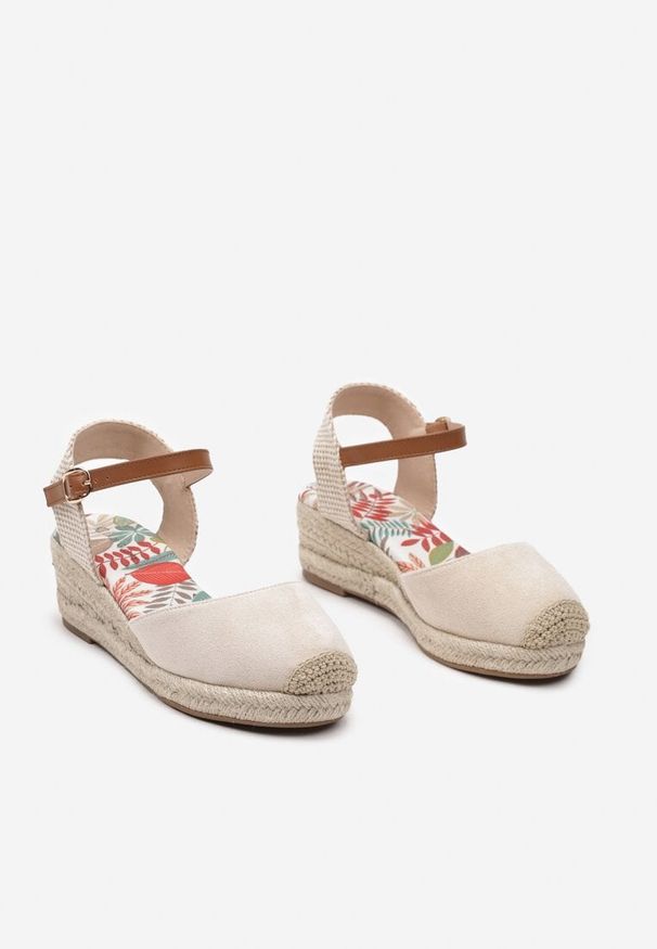 Renee - Beżowe Sandały Espadryle z Plecionką na Niewysokim Koturnie Debranella. Okazja: do pracy. Nosek buta: okrągły. Zapięcie: klamry. Kolor: beżowy. Materiał: jedwab, len. Sezon: lato. Obcas: na koturnie. Styl: elegancki. Wysokość obcasa: średni