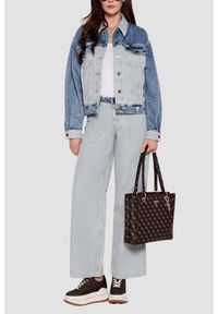 Guess - GUESS Brązowa damska shopperka logowana Noelle Tote. Kolor: brązowy. Materiał: skórzane