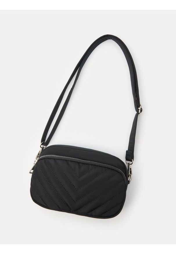 Sinsay - Mała pikowana torebka typu crossbody - czarny. Kolor: czarny. Materiał: pikowane