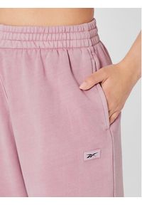 Reebok Spodnie dresowe Classics Natural Dye HK4953 Różowy Relaxed Fit. Kolor: różowy. Materiał: bawełna, dresówka #4