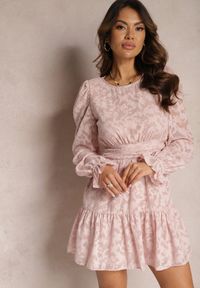 Renee - Różowa Rozkloszowana Sukienka Mini z Tkaniny Plumeti Marsane. Typ kołnierza: kołnierz z falbankami. Kolor: różowy. Materiał: tkanina. Typ sukienki: rozkloszowane. Długość: mini #1