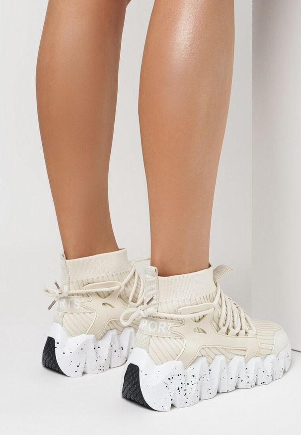 Born2be - Beżowe Sneakersy Andrassa. Okazja: na co dzień. Zapięcie: bez zapięcia. Kolor: beżowy. Materiał: materiał. Szerokość cholewki: normalna. Wzór: napisy, aplikacja. Obcas: na platformie