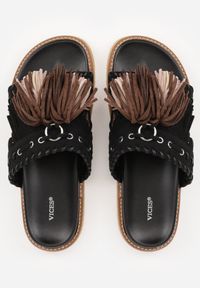 Born2be - Czarne Płaskie Klapki Boho VICES z Imitacji Zamszu Zdobione Frędzlami Krili. Okazja: na co dzień, na spacer. Kolor: czarny. Materiał: zamsz. Wzór: aplikacja. Sezon: lato. Obcas: na płaskiej podeszwie. Styl: boho #7