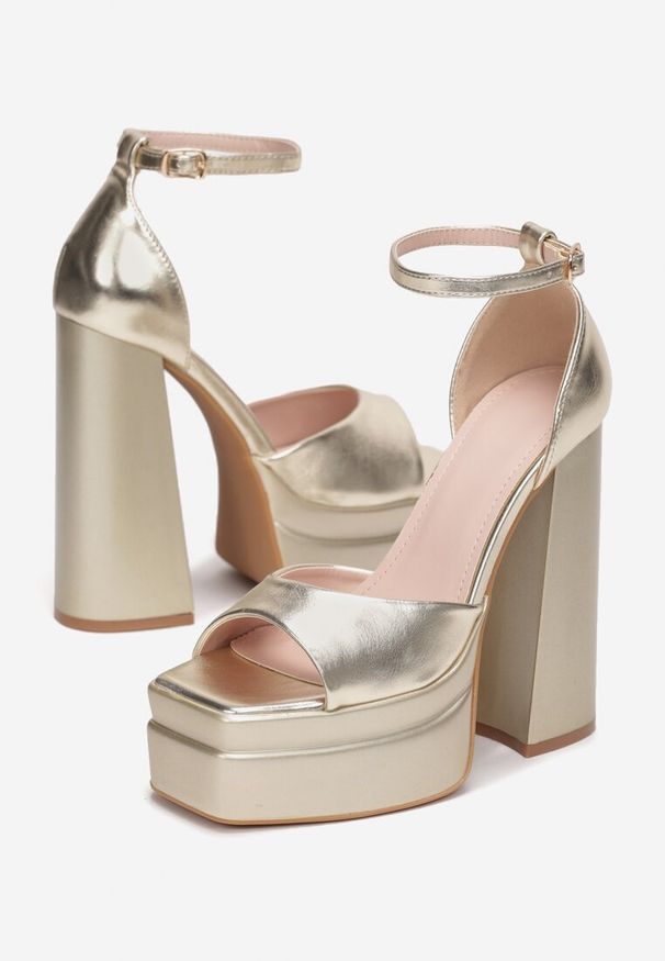 Renee - Złote Sandały Cassie. Zapięcie: pasek. Kolor: złoty. Materiał: materiał. Wzór: jednolity. Obcas: na obcasie. Wysokość obcasa: średni