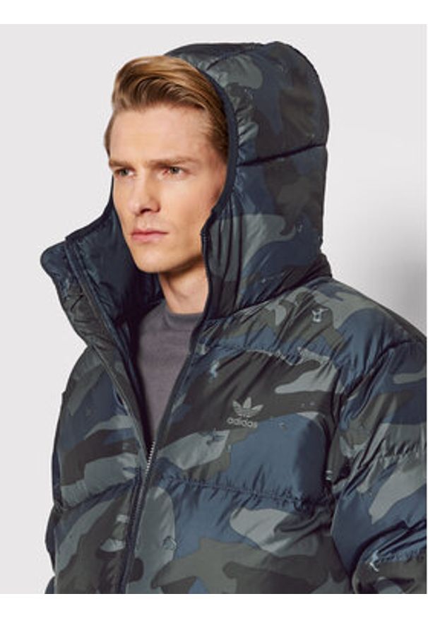 Adidas - adidas Kurtka puchowa Camo H13566 Zielony Regular Fit. Kolor: zielony. Materiał: syntetyk