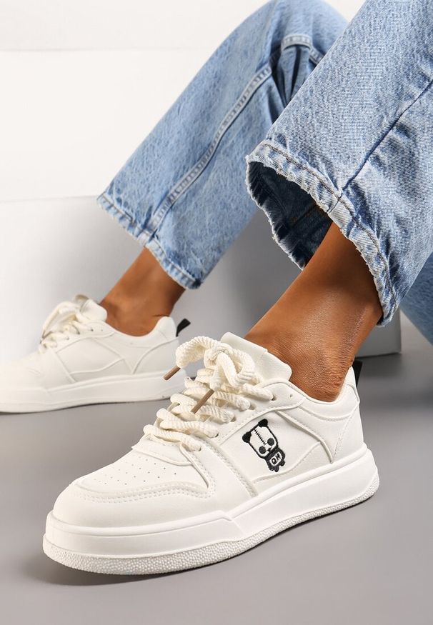 Born2be - Beżowe Sneakersy z Ekoskóry na Grubej Podeszwie z Naszywką i Sznurowaniem Irveta. Kolor: beżowy. Materiał: jeans. Wzór: aplikacja