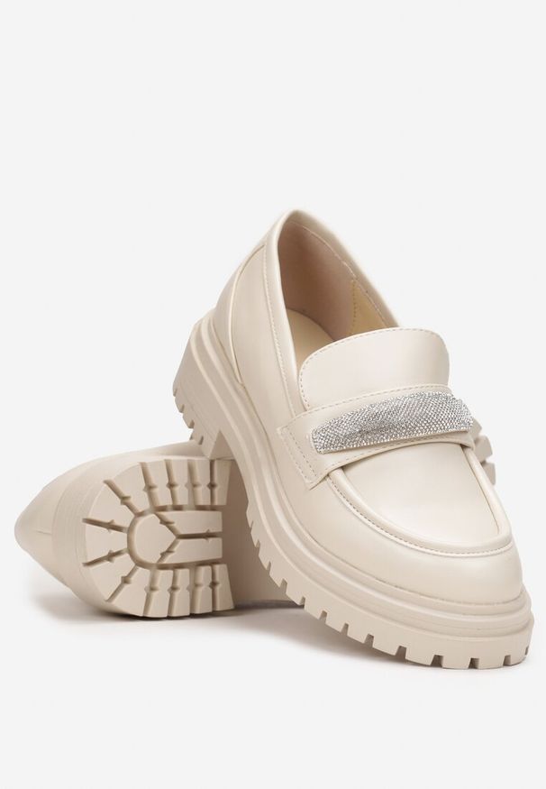 Born2be - Beżowe Mokasyny na Grubej Podeszwie z Protektorem i Ozdobnym Paskiem Sharla. Okazja: na co dzień. Nosek buta: okrągły. Zapięcie: pasek. Kolor: beżowy. Materiał: jeans. Sezon: wiosna, jesień. Obcas: na obcasie. Styl: elegancki, casual, klasyczny. Wysokość obcasa: niski