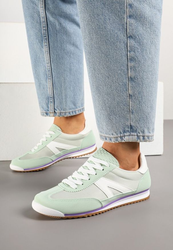 Renee - Jasnozielone Sneakersy Ozdobione Geometrycznym Motywem Clevandra. Okazja: na co dzień. Kolor: zielony. Materiał: jeans. Szerokość cholewki: normalna. Wzór: aplikacja, geometria