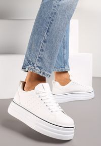 Renee - Białe Sznurowane Sneakersy na Platformie z Ekoskóry z Przeszyciami Onurte. Kolor: biały. Obcas: na platformie #1