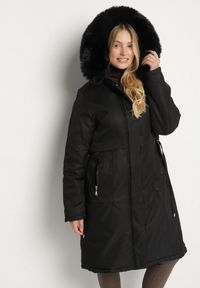 Born2be - Czarna Klasyczna Kurtka Parka z Kapturem z Futerkiem Essoria. Okazja: na spacer, na co dzień. Typ kołnierza: kaptur. Kolekcja: plus size. Kolor: czarny. Materiał: futro. Długość: długie. Styl: klasyczny #1
