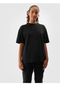 4F JUNIOR - T-shirt z nadrukiem dziewczęcy - czarny. Kolor: czarny. Materiał: bawełna. Długość rękawa: krótki rękaw. Długość: krótkie. Wzór: nadruk