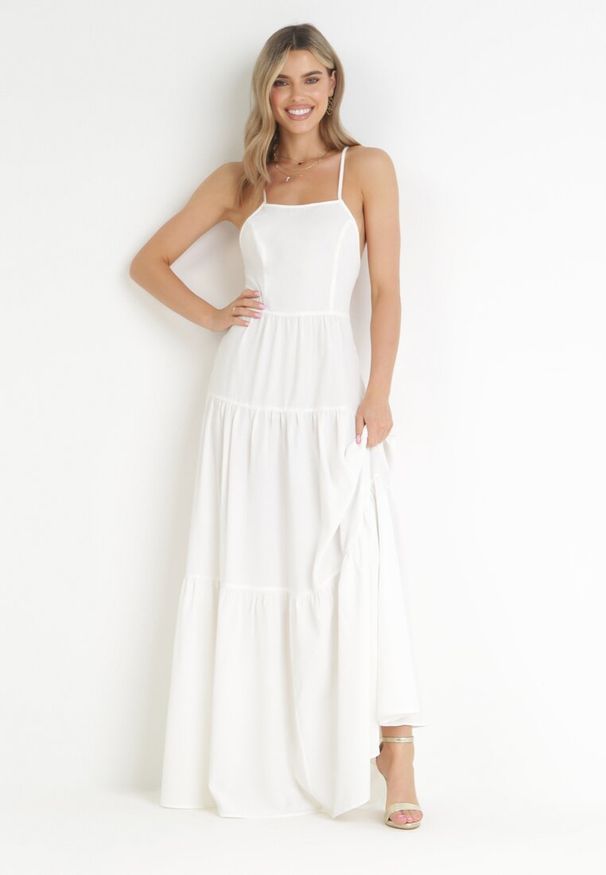 Born2be - Biała Maxi Sukienka na Cienkich Ramiączkach z Wiązaniem na Tyle Ozdobiona Falbankami Beatrics. Typ kołnierza: kołnierz z falbankami. Kolor: biały. Długość rękawa: na ramiączkach. Wzór: aplikacja. Długość: maxi