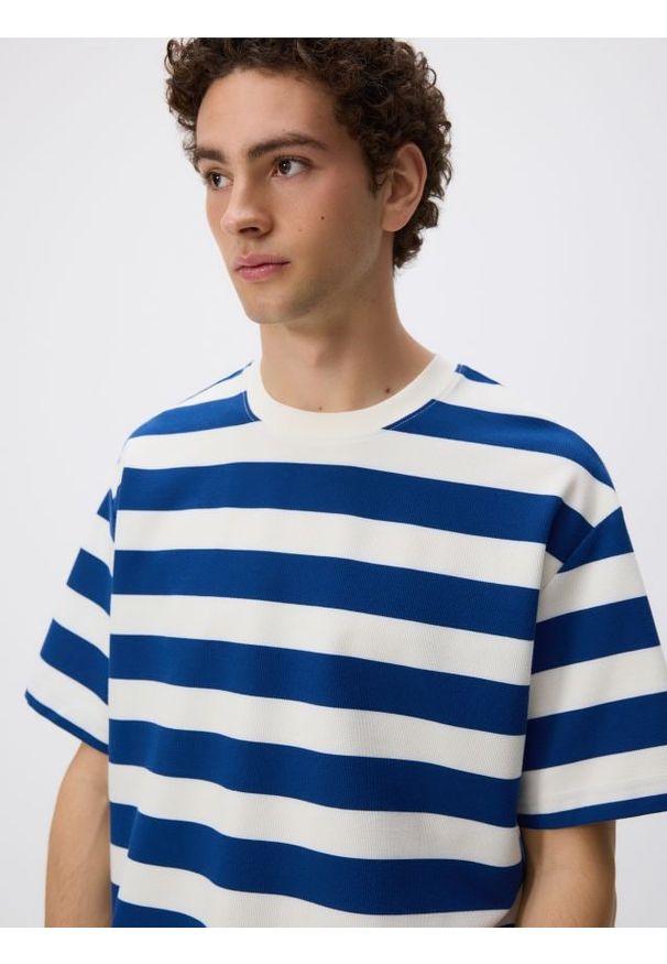 Reserved - T-shirt boxy w paski - złamana biel. Materiał: bawełna, dzianina. Wzór: paski