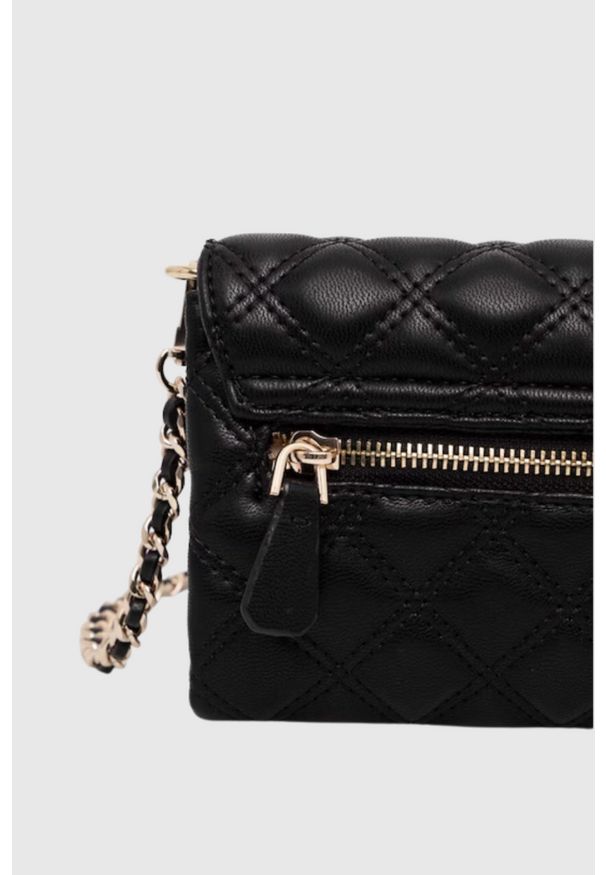 Guess - GUESS Czarna kopertówka damska Giully. Kolor: czarny. Materiał: skórzane