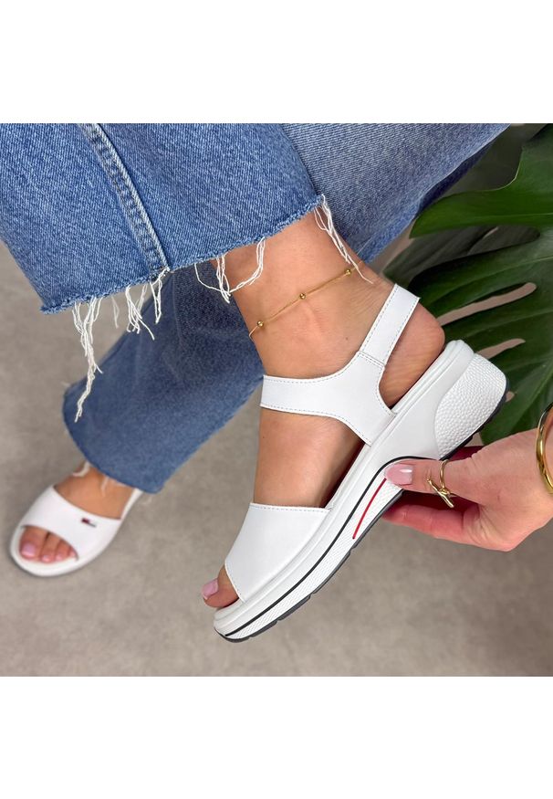 Białe skórzane sandały damskie Cambell 07310. Okazja: do pracy, na co dzień, na spacer. Kolor: biały. Materiał: skóra. Sezon: wiosna, lato. Styl: elegancki, klasyczny, casual