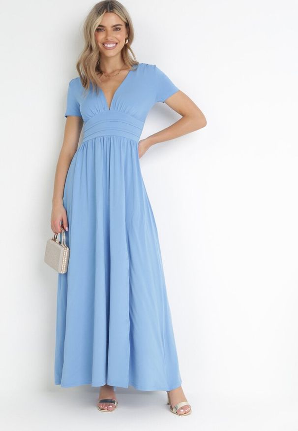 Born2be - Jasnoniebieska Rozkloszowana Sukienka Maxi z Głębokim Dekoltem z Rozcięciem Wyla. Kolor: niebieski. Długość rękawa: krótki rękaw. Sezon: wiosna, lato. Długość: maxi