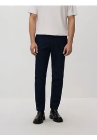 Reserved - Spodnie chino slim fit - granatowy. Kolor: niebieski. Materiał: wiskoza, tkanina #1