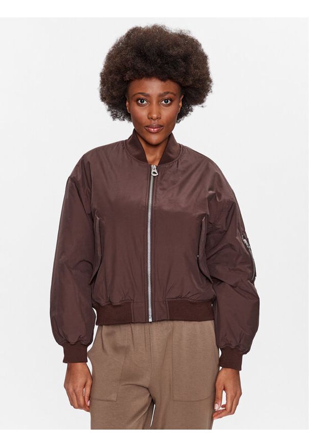 outhorn - Outhorn Kurtka bomber TJACF028 Brązowy Regular Fit. Kolor: brązowy. Materiał: bawełna, syntetyk