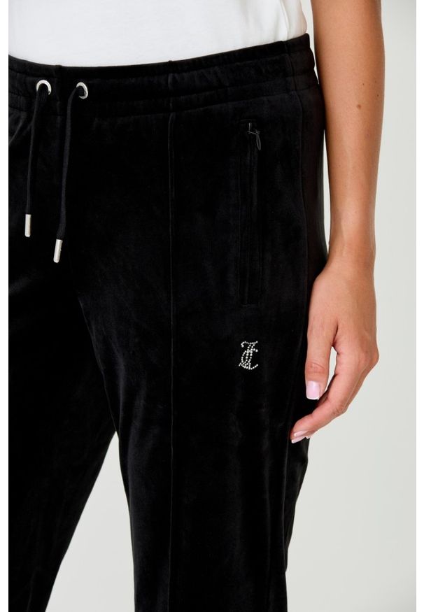 Juicy Couture - JUICY COUTURE Czarne spodnie Tina. Kolor: czarny. Materiał: poliester. Wzór: aplikacja
