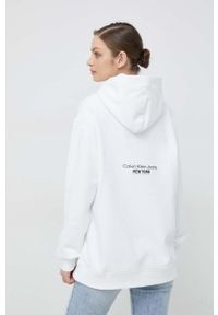 Calvin Klein Jeans bluza damska kolor biały z kapturem z nadrukiem. Typ kołnierza: kaptur. Kolor: biały. Materiał: bawełna. Wzór: nadruk #4