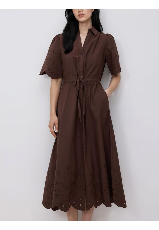 Reserved - Bawełniana sukienka z ażurowymi wstawkami - ciemnobrązowy. Kolor: brązowy. Materiał: bawełna. Wzór: ażurowy. Typ sukienki: proste
