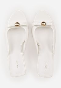 Renee - Białe Klapki Lakierowane na Szpilce VICES z Kokardą Daemnila. Okazja: na imprezę. Kolor: biały. Materiał: lakier. Sezon: lato. Obcas: na szpilce. Styl: elegancki #2