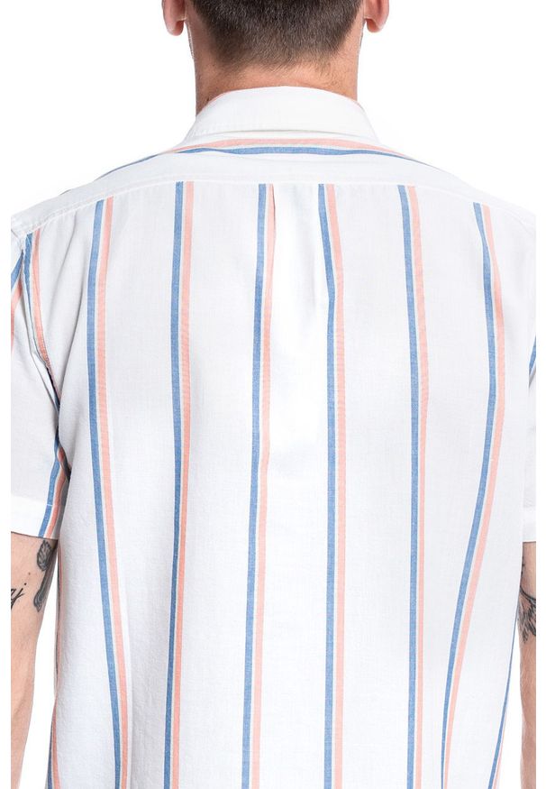 Lee - MĘSKA KOSZULA LEE BUTTON DOWN SS REGULAR FIT PAPRIKA L886DHNI 112123625. Typ kołnierza: button down