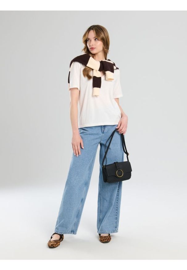 Sinsay - Bawełniana koszulka z dekoltem V - kremowy. Kolor: kremowy. Materiał: bawełna