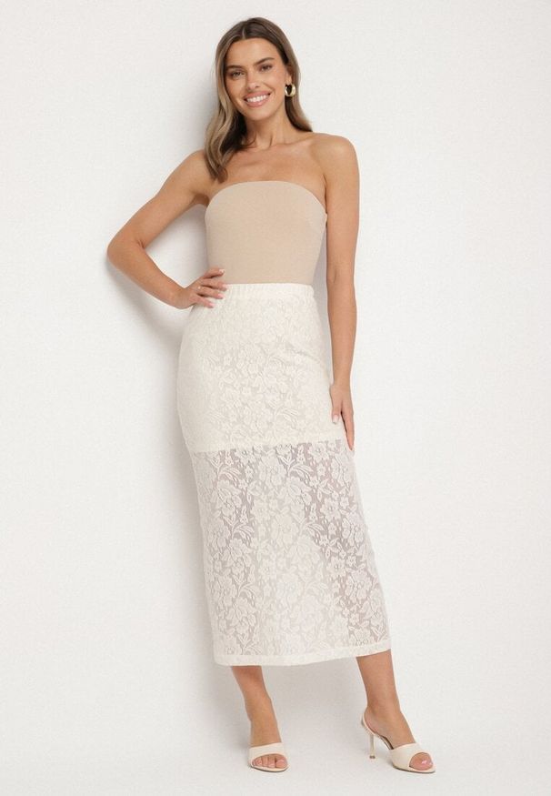 Born2be - Beżowa Bawełniana Spódnica z Koronki o Ołówkowym Kroju Drevia. Okazja: na co dzień. Kolor: beżowy. Materiał: bawełna, koronka. Wzór: koronka. Styl: klasyczny, casual, elegancki