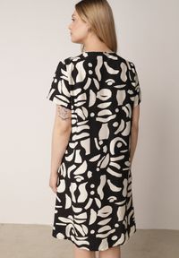 Born2be - Czarna Pudełkowa Sukienka z Wiskozy z Dekoltem w Serek w Abstrakcyjny Wzór Cresom. Okazja: na co dzień. Typ kołnierza: dekolt w serek. Kolekcja: plus size. Kolor: czarny. Materiał: wiskoza. Sezon: lato. Typ sukienki: proste, dla puszystych. Styl: casual #4