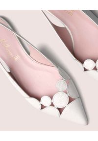 PRETTY BALLERINAS - Białe sandały ze skóry Ella. Okazja: do pracy. Kolor: biały. Materiał: skóra. Wzór: ażurowy, geometria. Styl: klasyczny #6