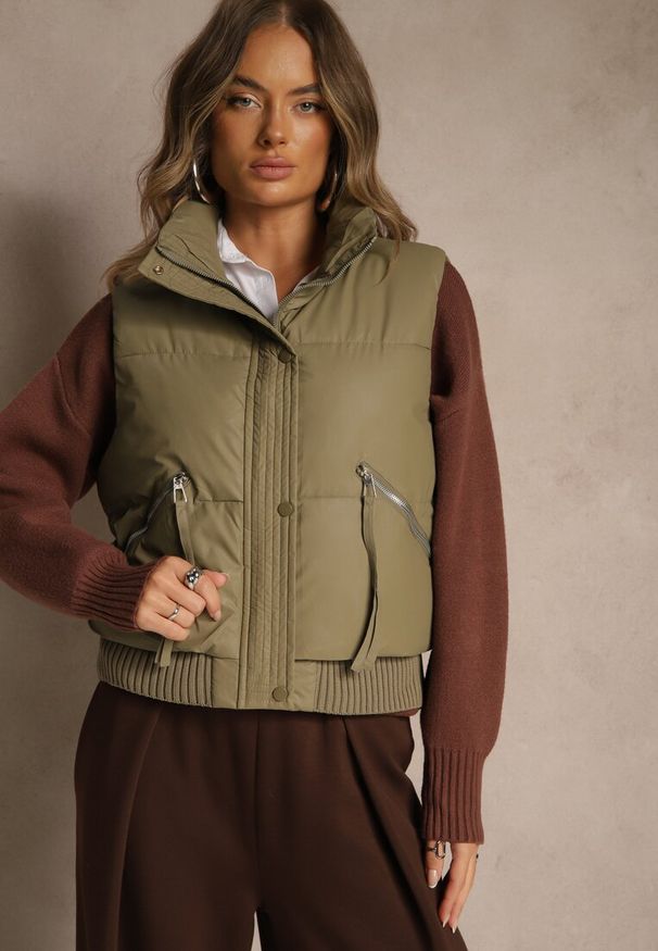 Renee - Zielona Przejściowa Kamizelka z Imitacji Skóry z Pikowanymi Przeszyciami Isomena. Typ kołnierza: kaptur. Kolor: zielony. Materiał: skóra. Wzór: aplikacja. Styl: klasyczny