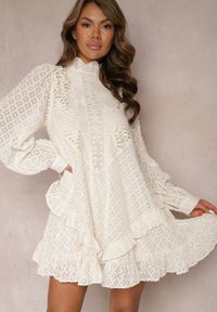 Renee - Beżowa Ażurowa Sukienka Mini o Rozkloszowanym Fasonie z Falbankami Beline. Okazja: na co dzień. Typ kołnierza: kołnierz z falbankami. Kolor: beżowy. Wzór: ażurowy. Typ sukienki: trapezowe. Materiał: tkanina. Długość rękawa: długi rękaw. Styl: casual. Długość: mini