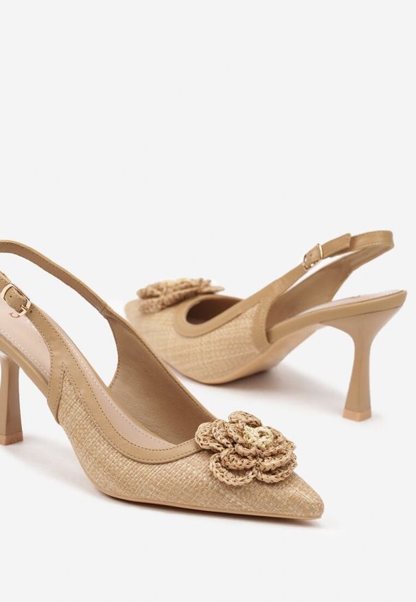 Born2be - Ciemnobeżowe Plecione Sandały Slingback na Szpilce Zdobione Kwiatową Aplikacją Willifia. Okazja: na co dzień. Zapięcie: pasek. Kolor: beżowy. Materiał: jeans. Wzór: aplikacja, kwiaty. Obcas: na szpilce. Styl: casual